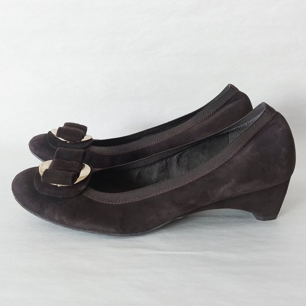 Stuart Weitzman Beaudelair Retro Suede Wedge Pump Size 8 Bow Low Heel Slip-on - Picture 4 of 13